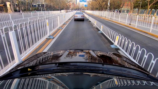 在市区道路上行驶的车辆在白天。中国,北京视频素材