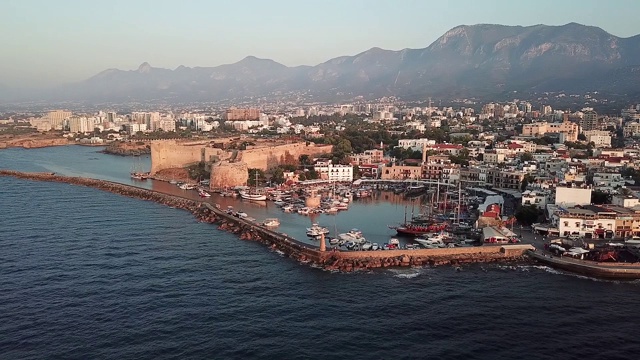 日落时海港和凯里尼亚城堡的鸟瞰图。Kyrenia、北塞浦路斯视频素材