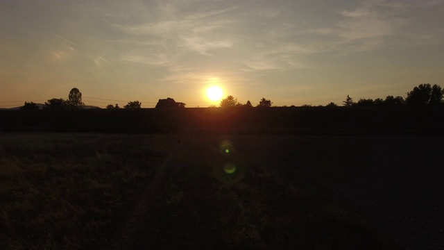 夕阳下奔跑的人视频素材