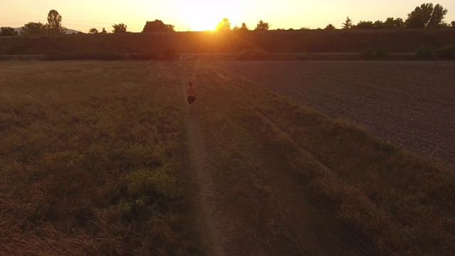 夕阳下奔跑的人视频下载