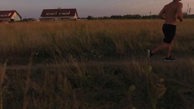 夕阳下奔跑的人视频素材