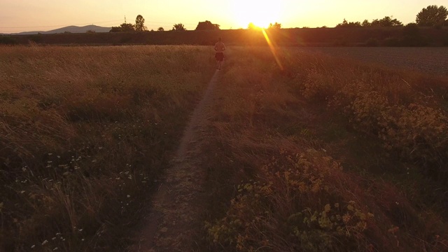 夕阳下奔跑的人视频素材