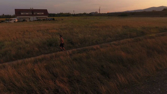 夕阳下奔跑的人视频素材