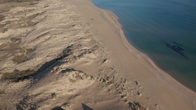 野生沙滩，沙丘和清澈的海水视频素材