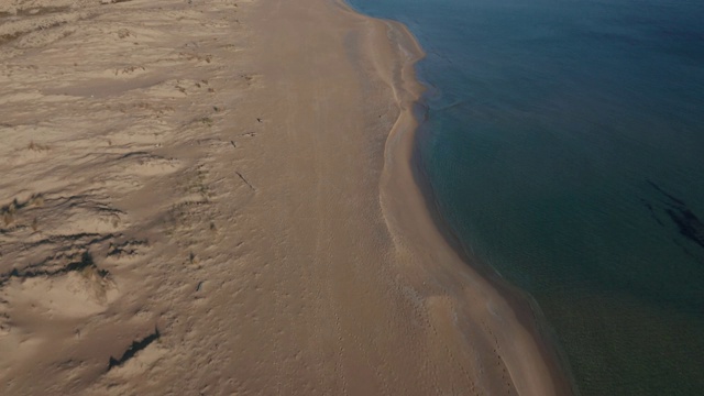 野生沙滩，沙丘和清澈的海水视频素材