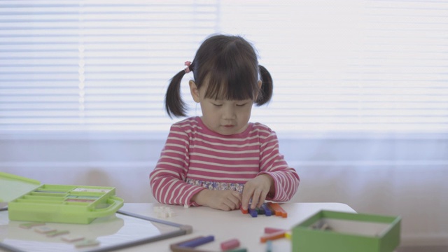 蹒跚学步的女孩学习计算和数学在家教育视频素材