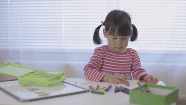 蹒跚学步的女孩学习计算和数学在家教育视频素材