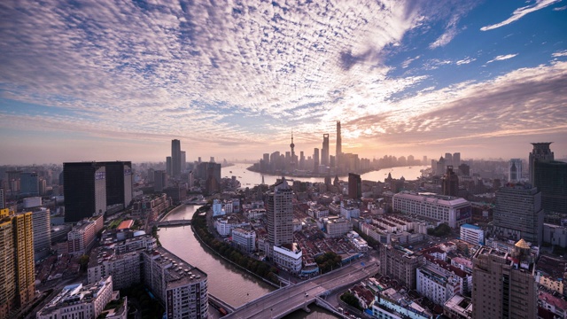 远处宽阔的上海城市景观，夜晚到日出的辉光过渡视频素材