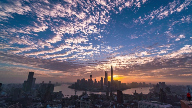 高高地俯瞰上海市区，城市景观日出辉映过渡视频素材