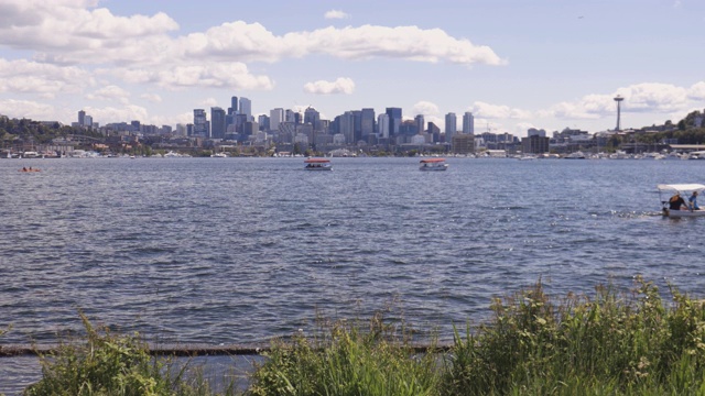 湖联盟夏季娱乐场景船在西雅图华盛顿市中心天际线背景视频素材