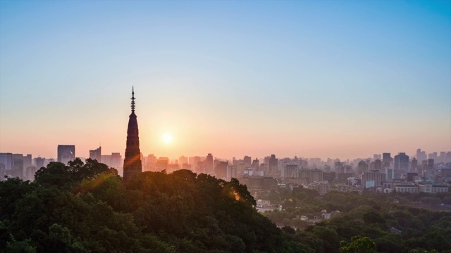 高山观杭州雷峰塔与城市景观日落过渡视频素材