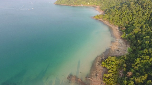 岛上的热带海岸海洋，鸟瞰图视频素材