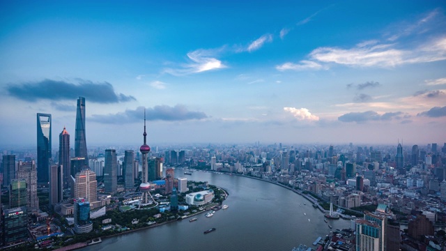 高空俯瞰上海都市都市景观从黄昏到夜晚的过渡视频素材