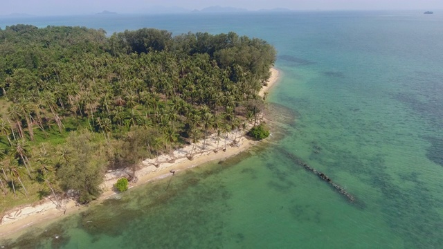 岛上的热带海岸海洋，鸟瞰图视频素材