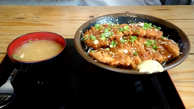 Katsudon(日本著名的顿饭)和味噌汤一起吃。视频素材