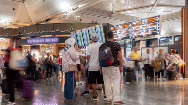 时间间隔:土耳其伊斯坦布尔出境和中转区域的旅客人群视频素材