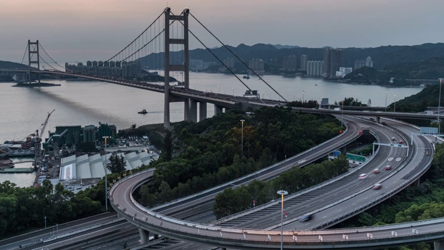 日落时分在香港青衣地区的青马桥进行的延时运输。视频素材