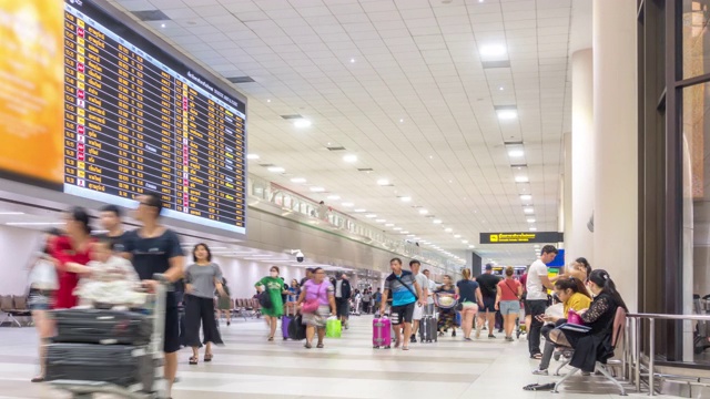 时光流逝:旅客在机场登机大厅拥挤不堪视频素材