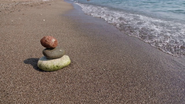 海边沙滩上的禅宗石堆视频素材