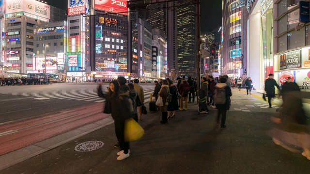 时光流逝:东京新宿歌舞伎町挤满了行人和游客视频素材