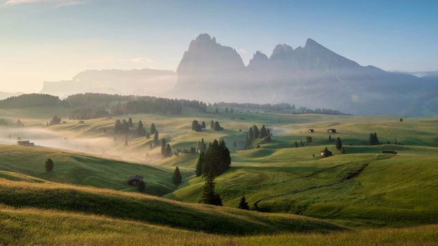 意大利Dolomites的Seiser Alm (Alpe di Siusi)的日出时间为4K视频素材