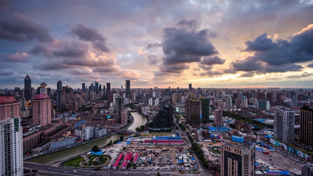 高处俯瞰上海城市天际线日落到夜晚的过渡视频素材