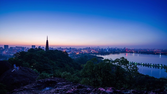 高耸的杭州雷峰塔山景与城市夜景过渡视频素材