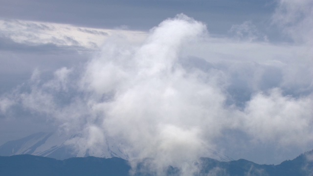 圣海伦斯山上空的云鸟瞰图与低云在华盛顿。视频素材