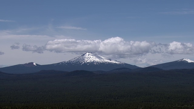 鸟瞰图白雪皑皑的学士山在俄勒冈与森林前景。视频素材