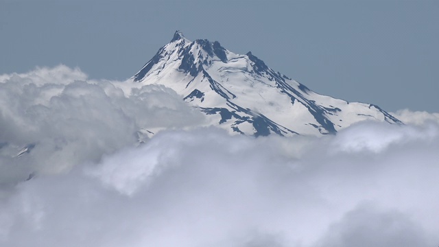 云雾环绕的胡德山山顶鸟瞰图。视频素材