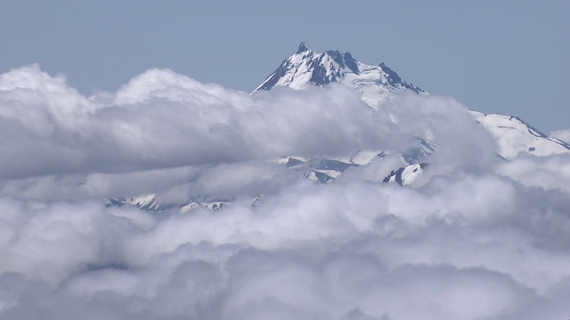 从空中俯瞰积雪覆盖的胡德山。视频素材