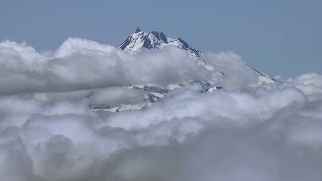 云雾环绕的胡德山山顶鸟瞰图。视频素材