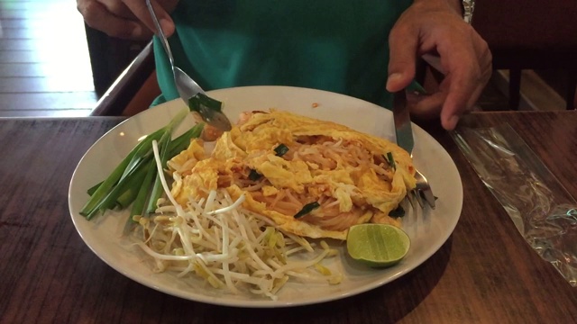 泰式炒饭(虾炒饭)，泰式炒面视频素材