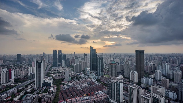 高处俯瞰上海城市天际线黄昏到夜晚的过渡视频素材