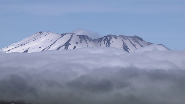 美国华盛顿州斯卡马尼亚县的圣海伦斯雪山鸟瞰图。视频素材