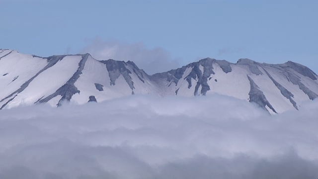 鸟瞰图的雪顶山圣海伦斯被云包围，斯卡马尼亚县，华盛顿州，美国。视频素材