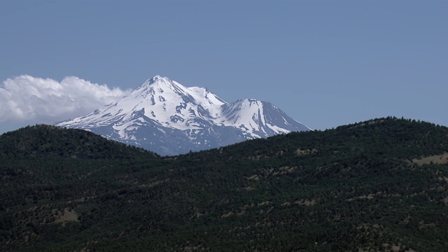 鸟瞰白雪皑皑的沙斯塔山与森林在前景，西斯基尤县，加利福尼亚。视频素材