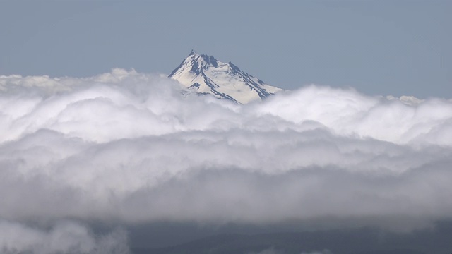 从空中俯瞰积雪覆盖的胡德山。视频素材