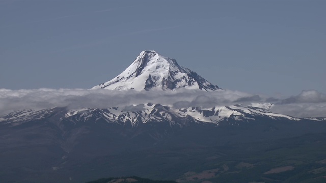 俄勒冈州白雪皑皑的胡德山鸟瞰图。视频素材