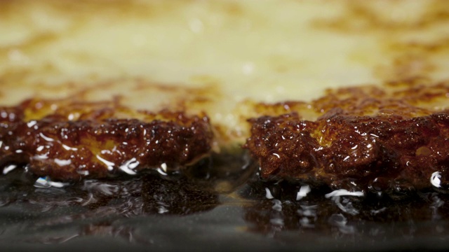 土豆煎饼在平底锅里用植物油煎，微距拍摄视频素材