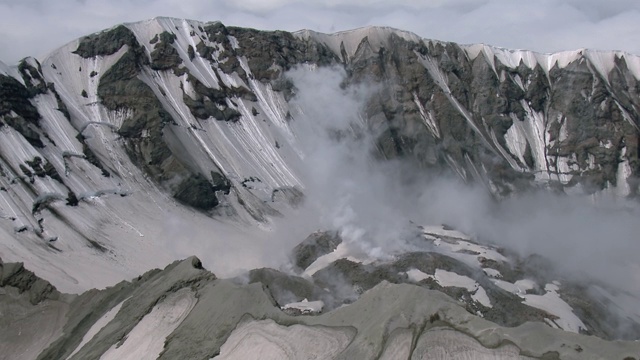 华盛顿斯卡马尼亚县圣海伦斯火山口内的鸟瞰图。视频素材