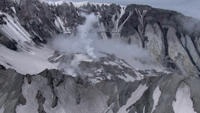 美国华盛顿州雷尼尔山国家公园的雷尼尔山被白雪覆盖。视频素材