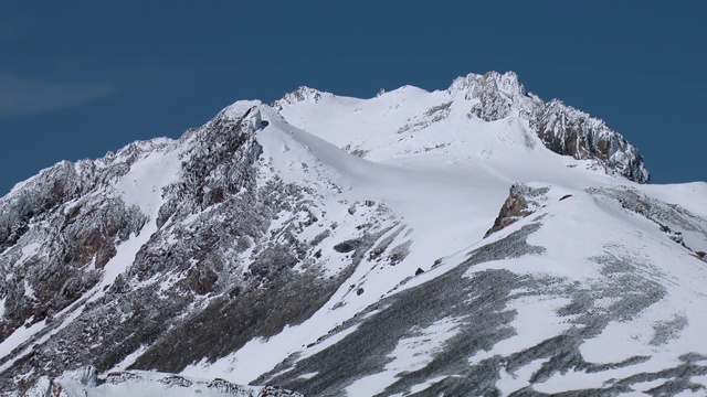 鸟瞰白雪皑皑的沙斯塔山，西斯基尤县，加利福尼亚州，美国。视频素材