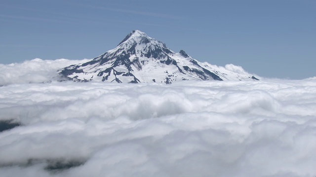 俄勒冈州白雪皑皑的胡德山鸟瞰图。视频素材