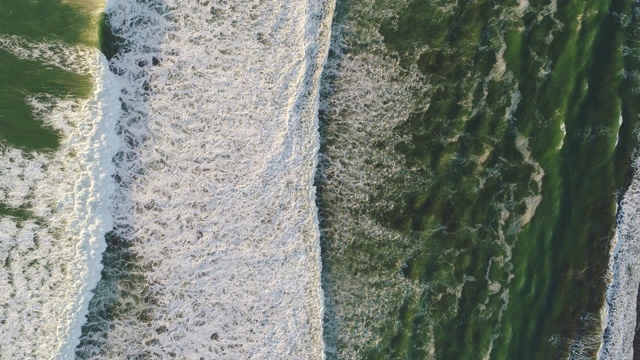 海浪飞溅的鸟瞰图。视频素材