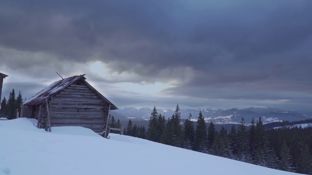 冬天山里有暴风雪视频素材