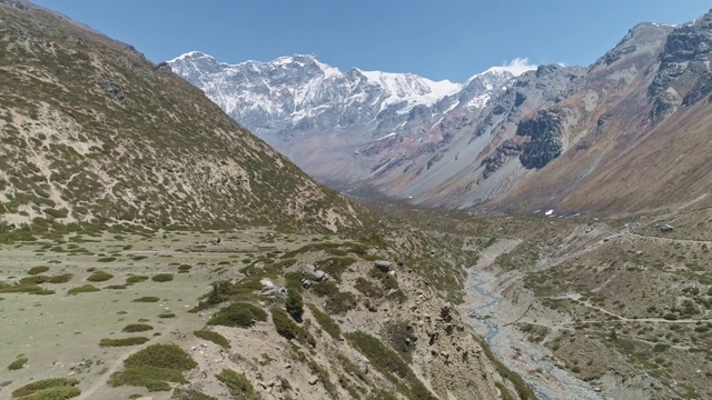 风景优美，阳光明媚，岩石河流峡谷，雪山山峰，蓝天视频素材