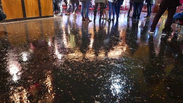 晚上雨水浸湿了街道。视频下载