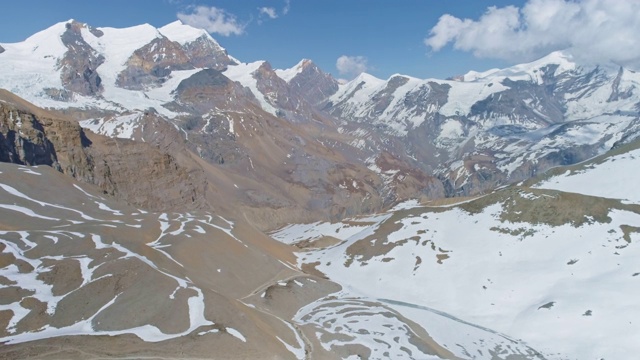 高空全景图，雪景格局严峻的岩石山坡视频素材