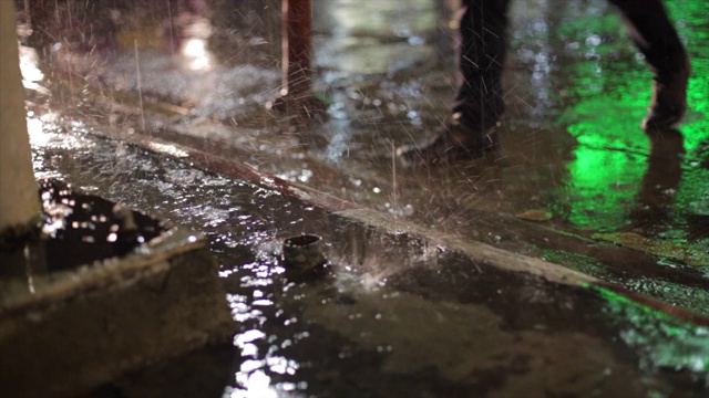 雨与人们在城市行走视频素材